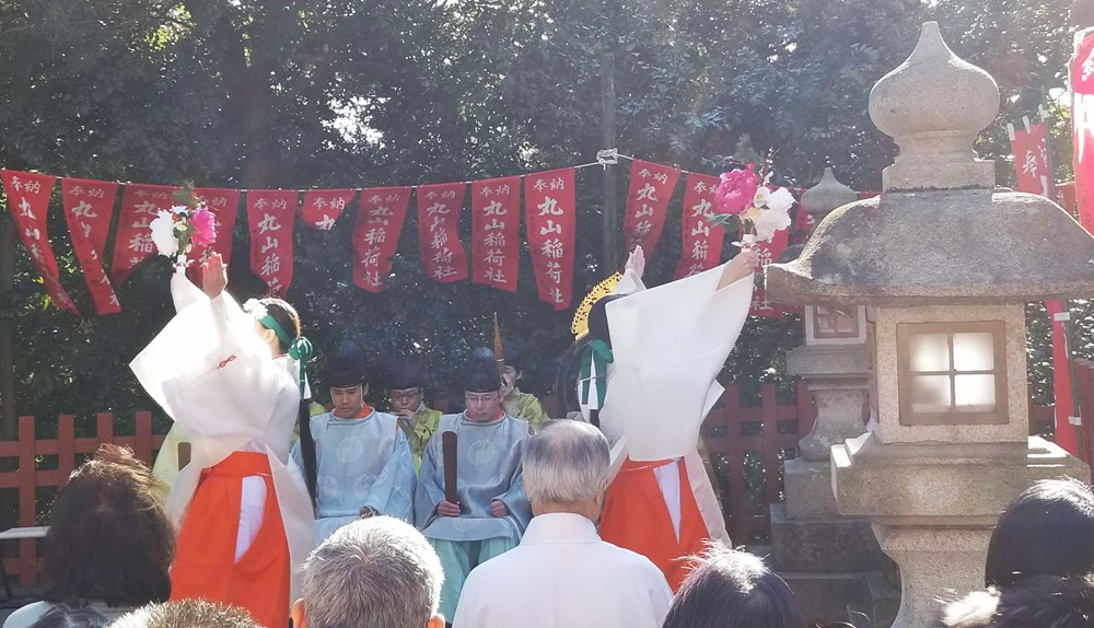 鶴岡八幡宮　丸山稲荷社初牛祭の巫女の踊りの奉納の様子