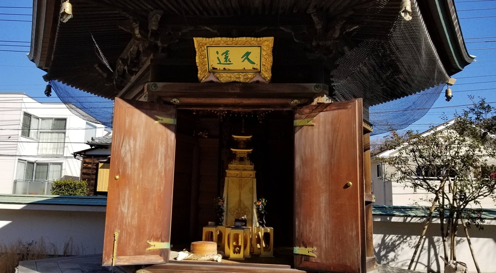 長勝寺 六角堂の扉が空いている様子
