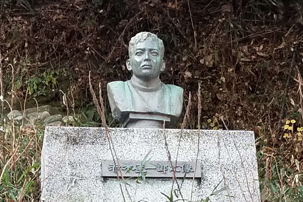 長勝寺境内にある俳優赤木圭一郎の銅像
