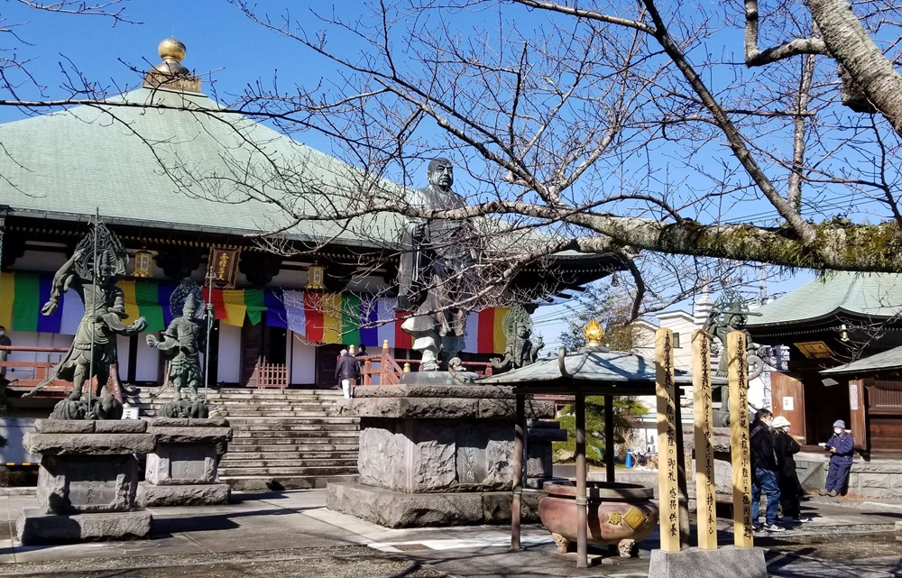 長勝寺 日蓮聖人と四天王の銅像 斜め前から