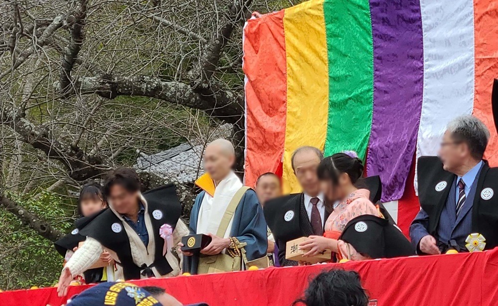長谷寺の節分祭に参加する人達