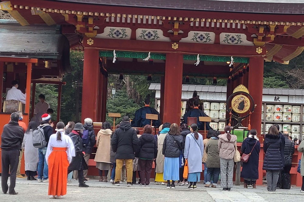 鶴岡八幡宮節分祭の舞殿の様子とそれを見学する参拝客
