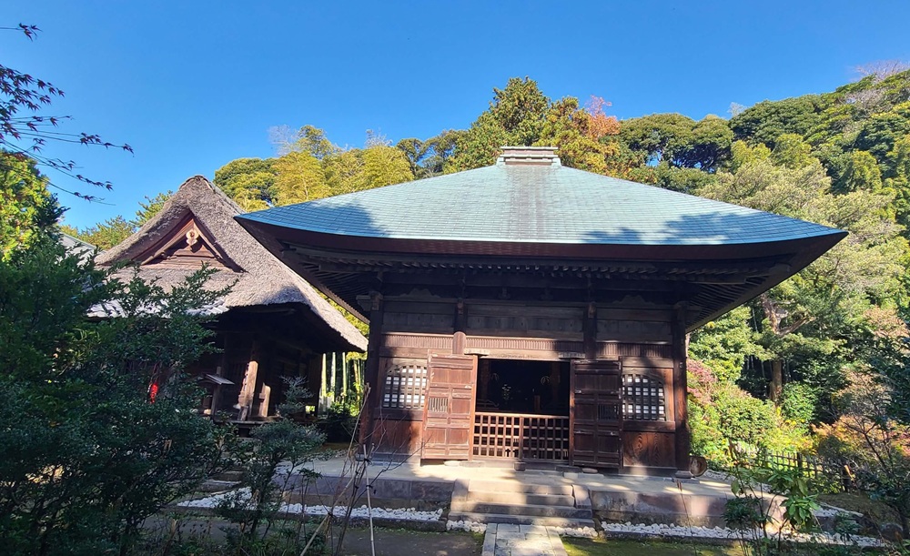 鎌倉常楽寺の本堂と横に見える文殊堂