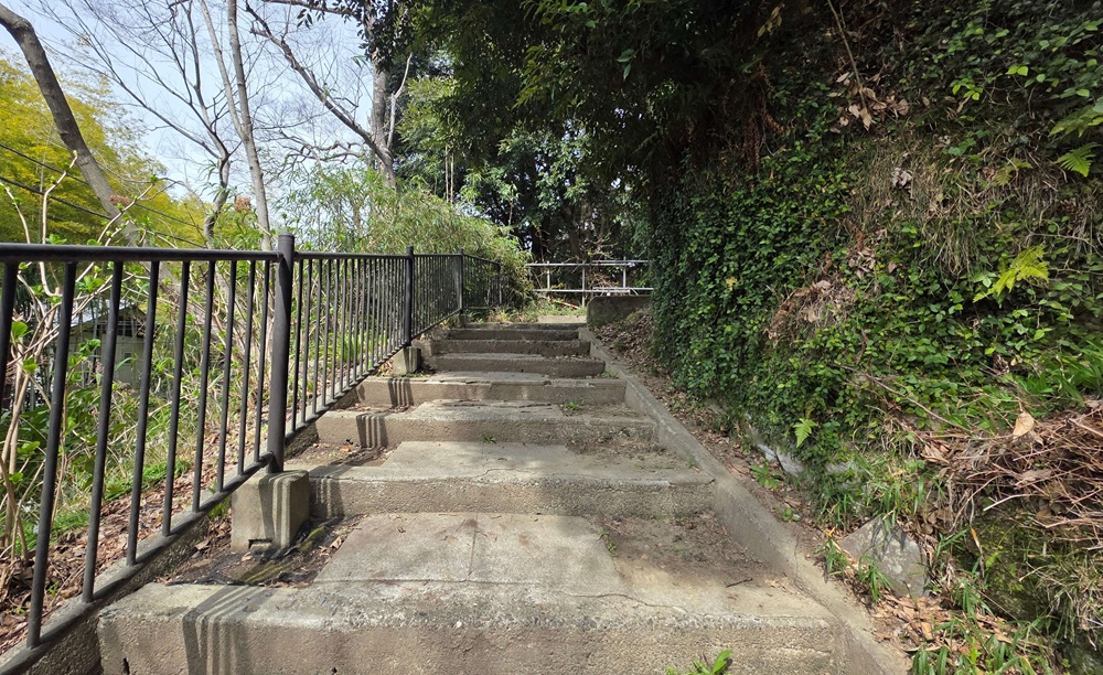 河村瑞賢遺跡へ向かう登りの階段
