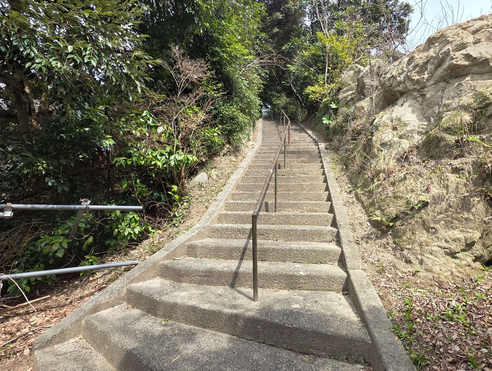 河村瑞賢遺跡へ向かう登りの階段