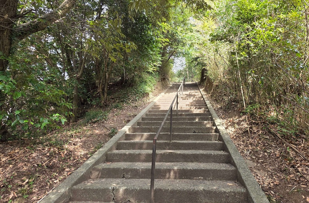 河村瑞賢遺跡へ向かう登りの階段