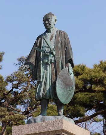 河村瑞賢像