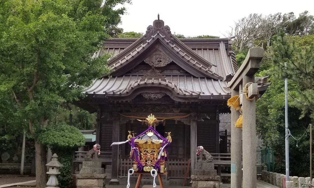 小動神社　境内に安置された神輿