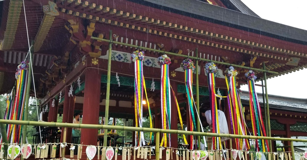 鶴岡八幡宮 七夕祭り 舞殿に飾られた色とりどりの飾り