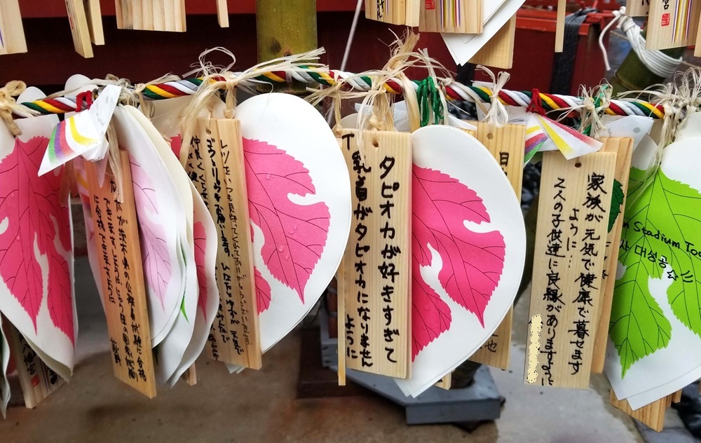 舞殿に掲げられた梶の葉と願い事
