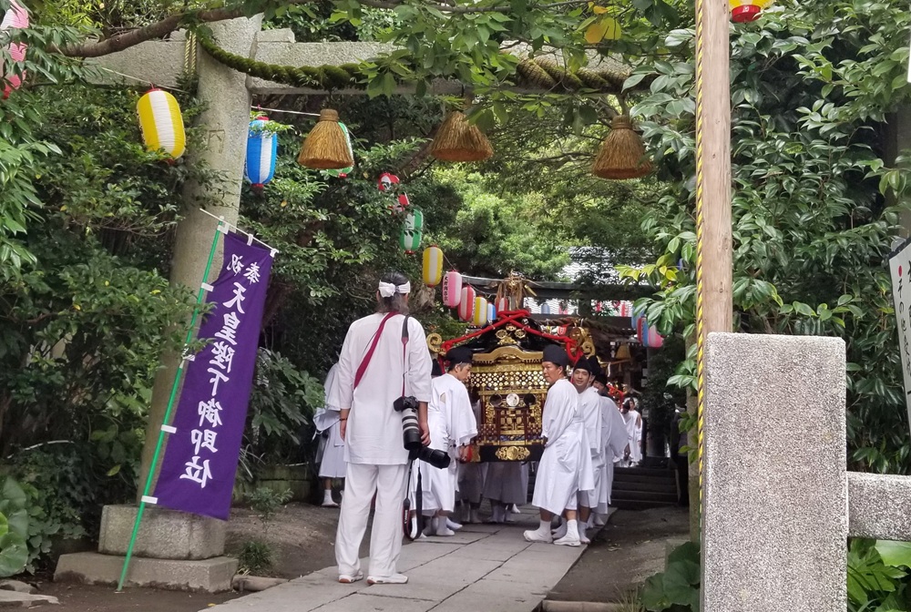 大町祭り　神輿が鳥居をくぐる　氏子たち