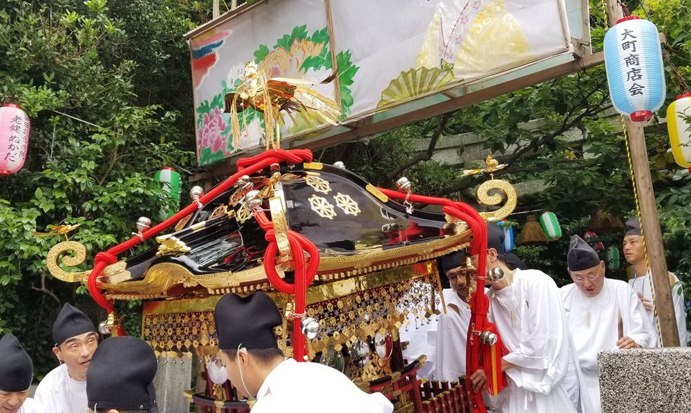 大町祭り　神輿が鳥居をくぐる　氏子たち