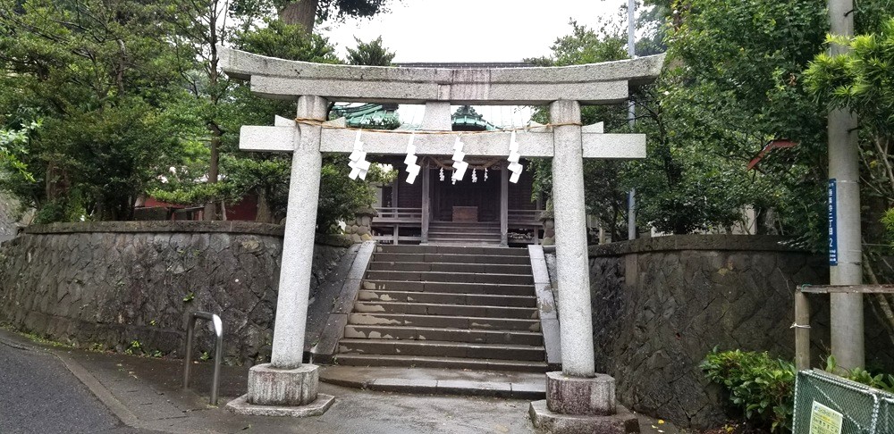 極楽寺の熊野新宮と鳥居