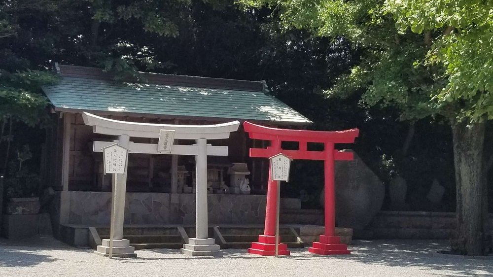 小動神社境内の白と赤の鳥居