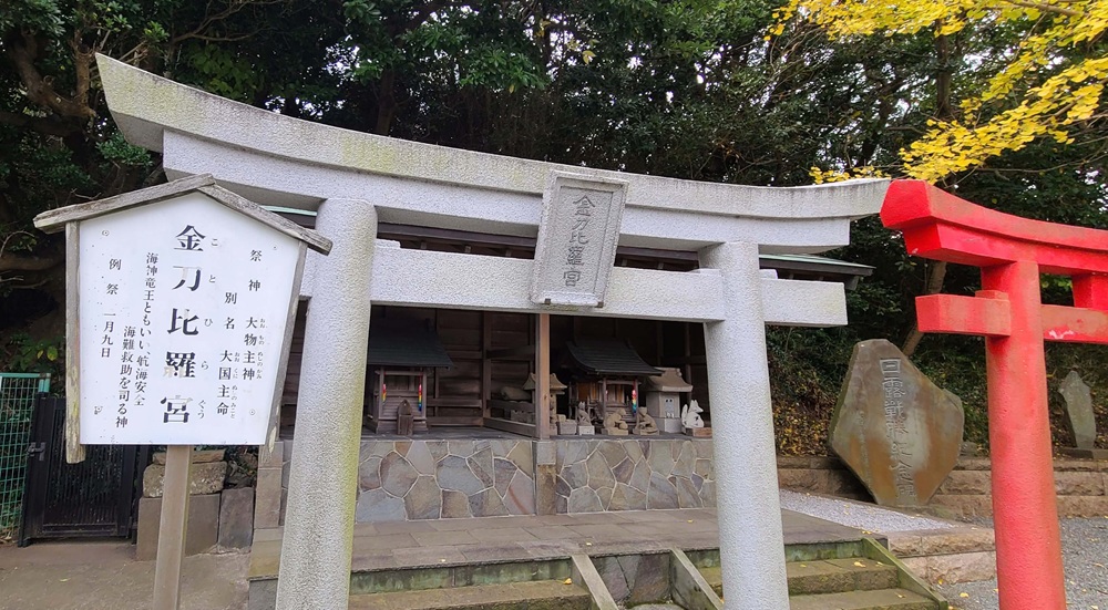 小動神社境内の白の鳥居