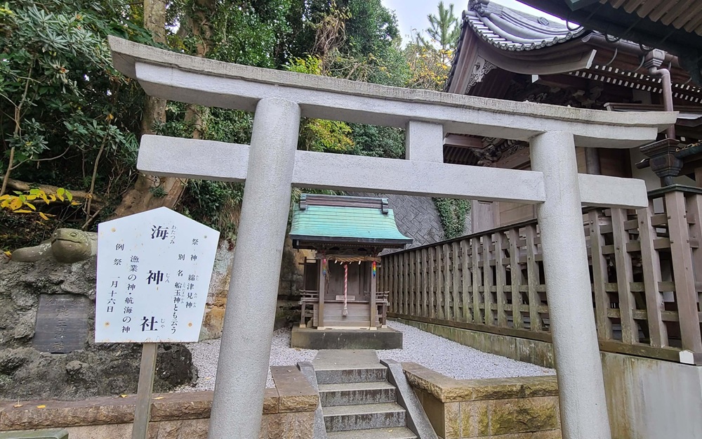 小動神社境内　海神社と鳥居