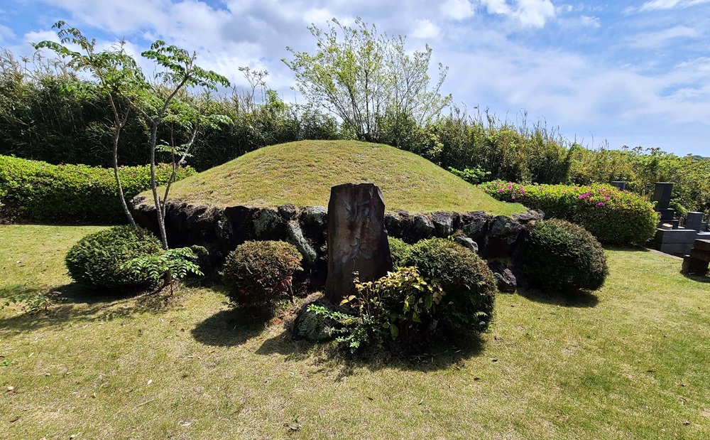 源太景季の墓　笛田の仏行寺