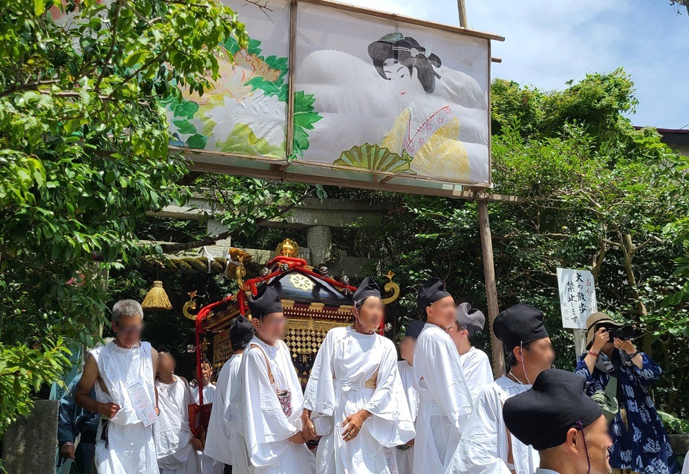 大町祭り　神輿が鳥居をくぐる　氏子たち