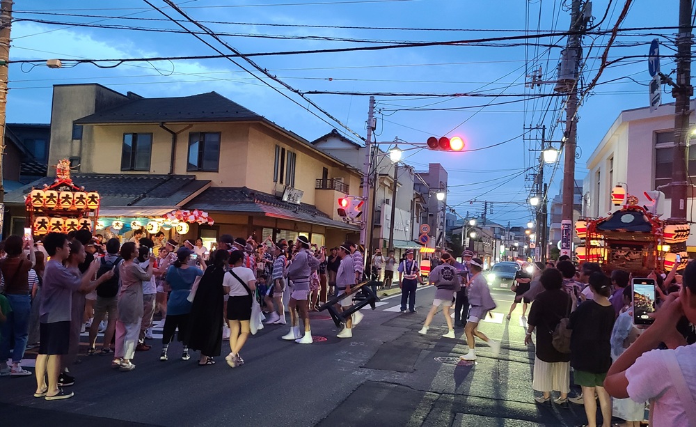 夜の大町まつり　神輿の提灯に灯と担ぎ手たち
