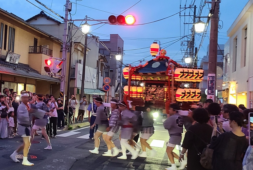 夜の大町まつり　神輿の提灯に灯と担ぎ手たち