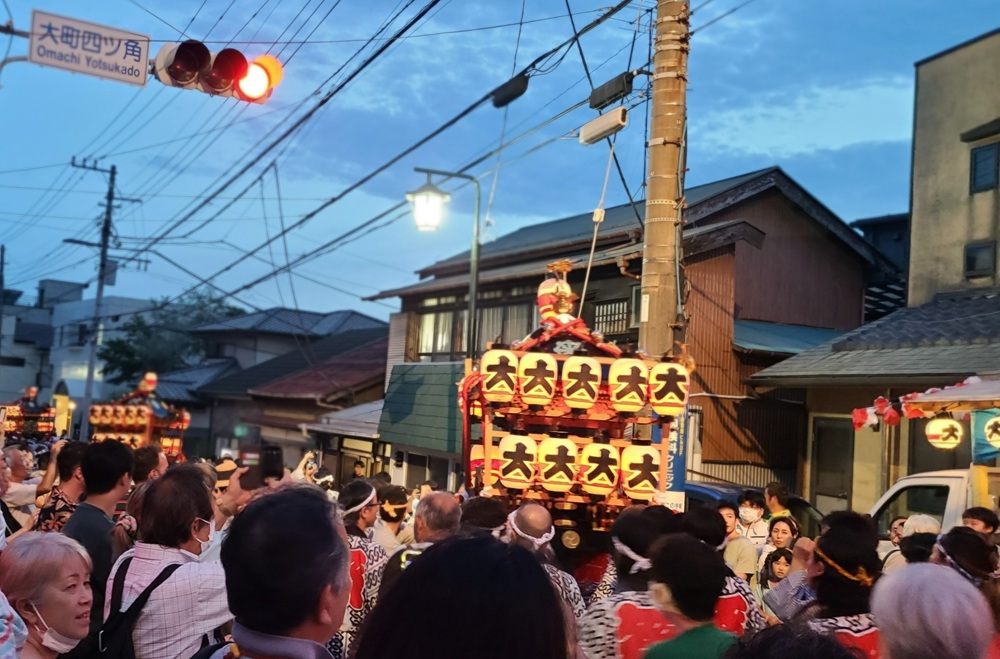 夜の大町まつり　神輿の提灯に灯と担ぎ手たち