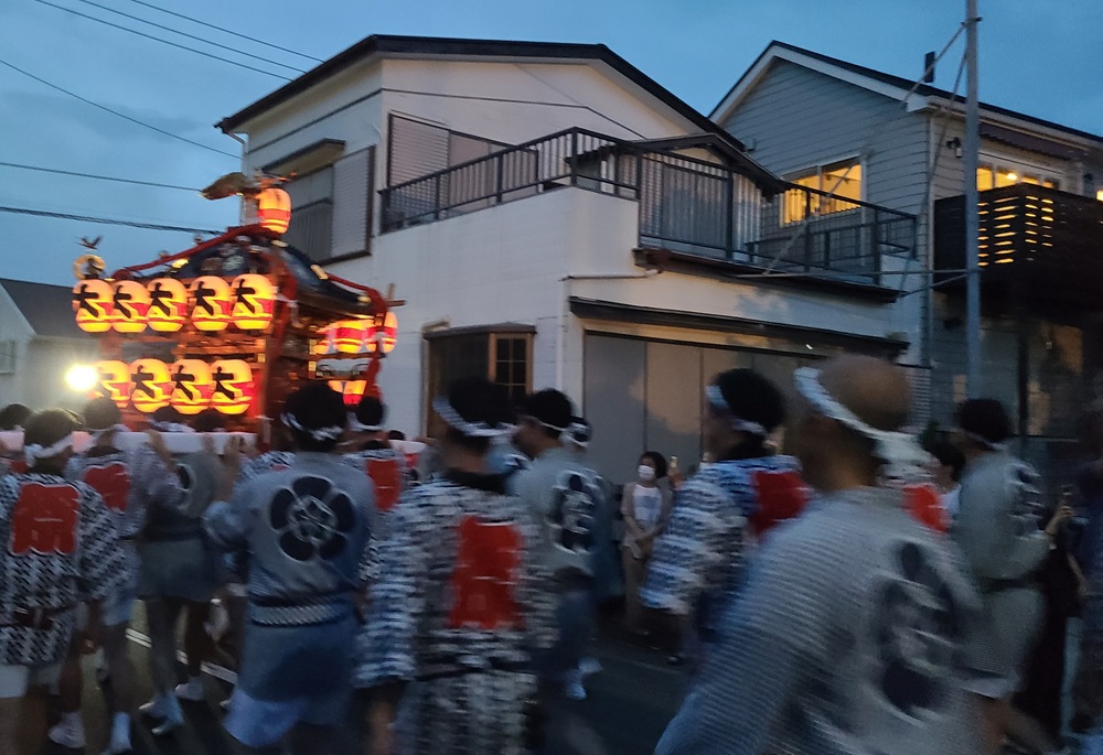 夜の大町まつり　神輿の提灯に灯と担ぎ手たち