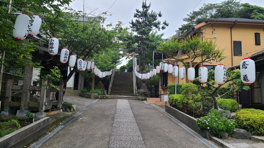 腰越の小動神社　参道と提灯