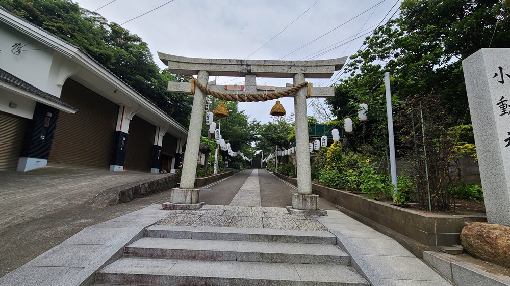 腰越の小動神社　鳥居と参道