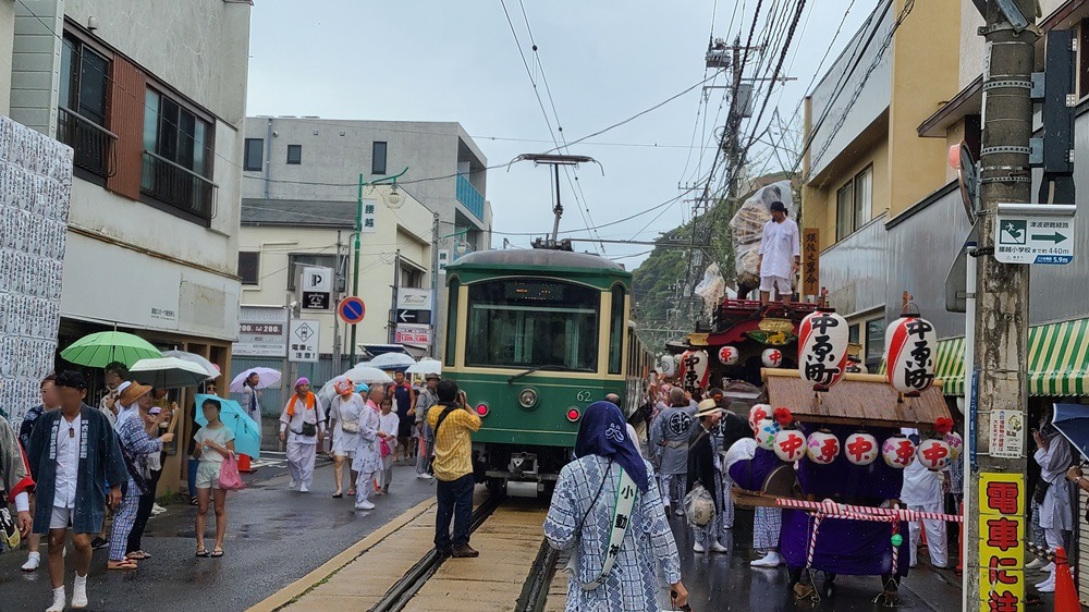 腰越の小動神社　天王祭　神輿と江ノ電