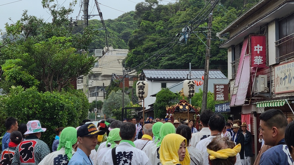 熊野新宮の八雲神社例祭　神輿と氏子