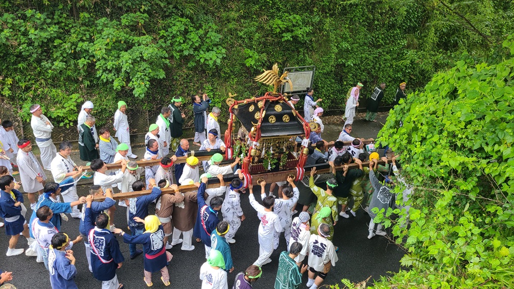極楽寺坂を巡行する神輿と氏子