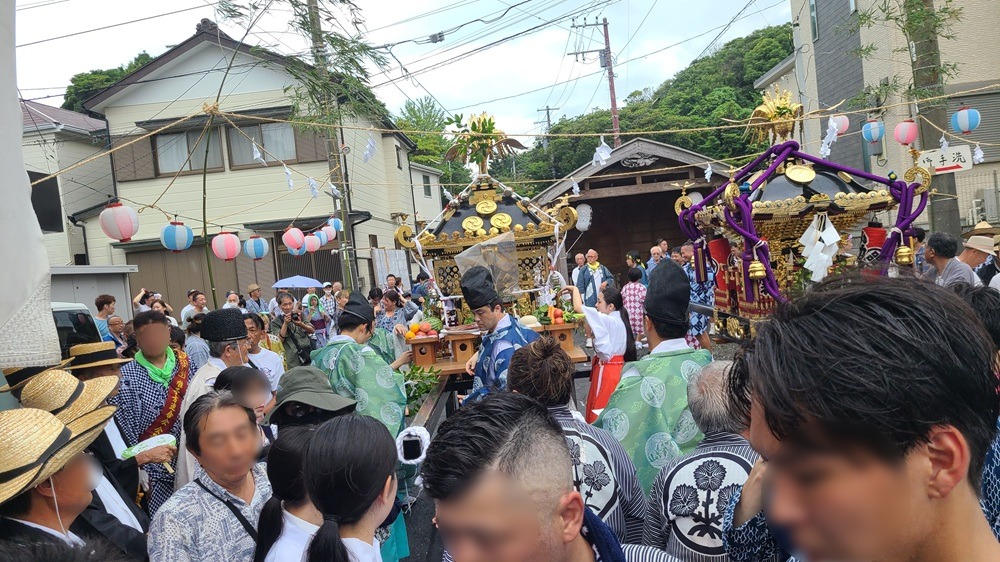 腰越の小動神社　天王祭　神輿と大勢の人