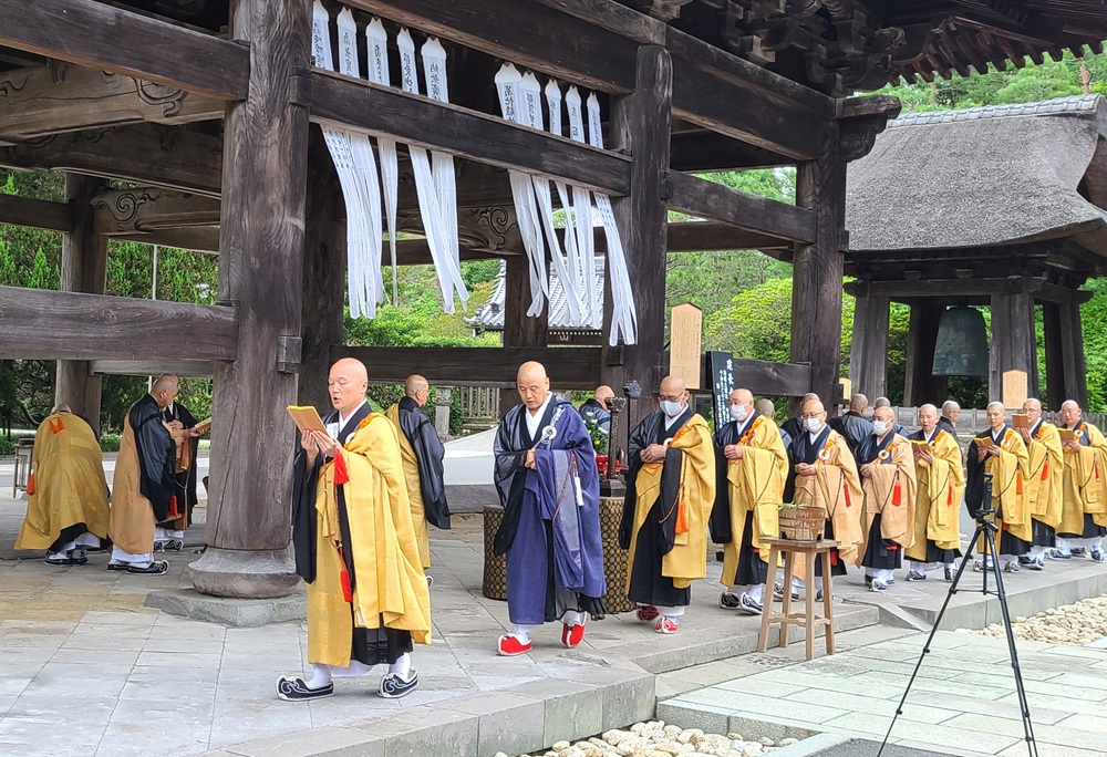建長寺三門施餓鬼会　僧侶の読経