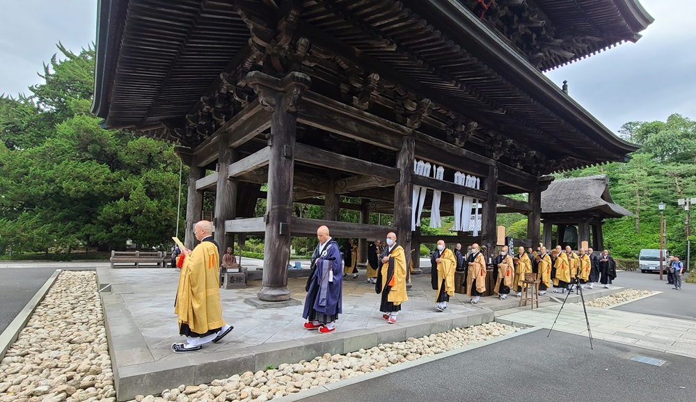 建長寺三門施餓鬼会　僧侶の読経