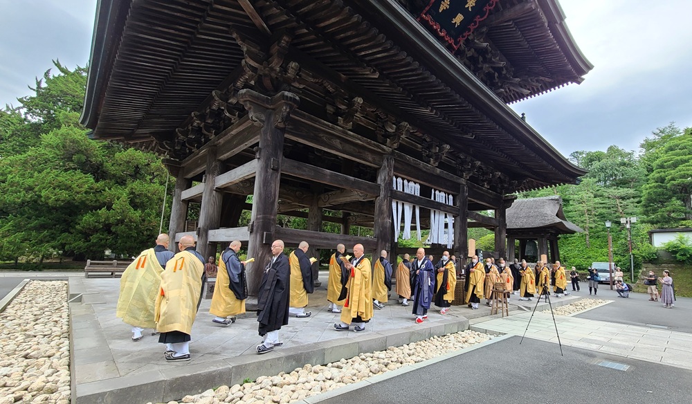 建長寺三門施餓鬼会　僧侶の読経