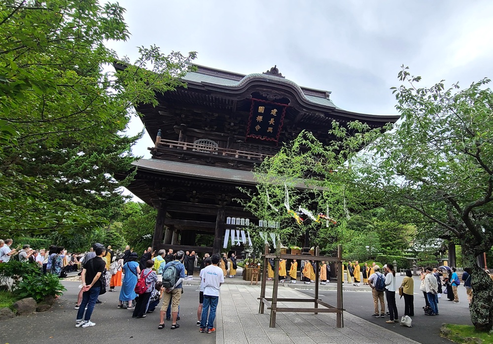建長寺三門施餓鬼会　僧侶の読経と見学者たち