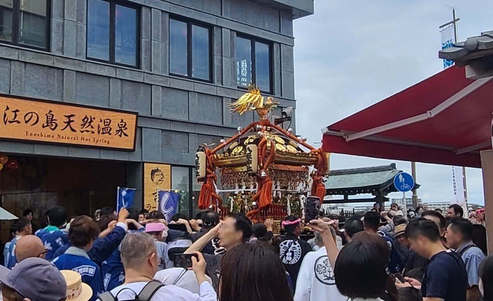 江の島　鳥居の近く　神輿