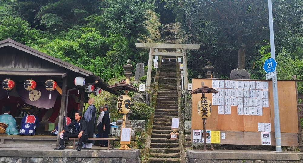 山ノ内　第六天社　開いている門