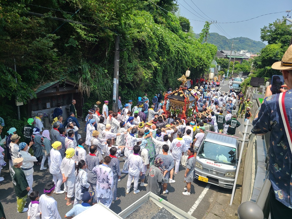 極楽寺坂を巡行する神輿と氏子