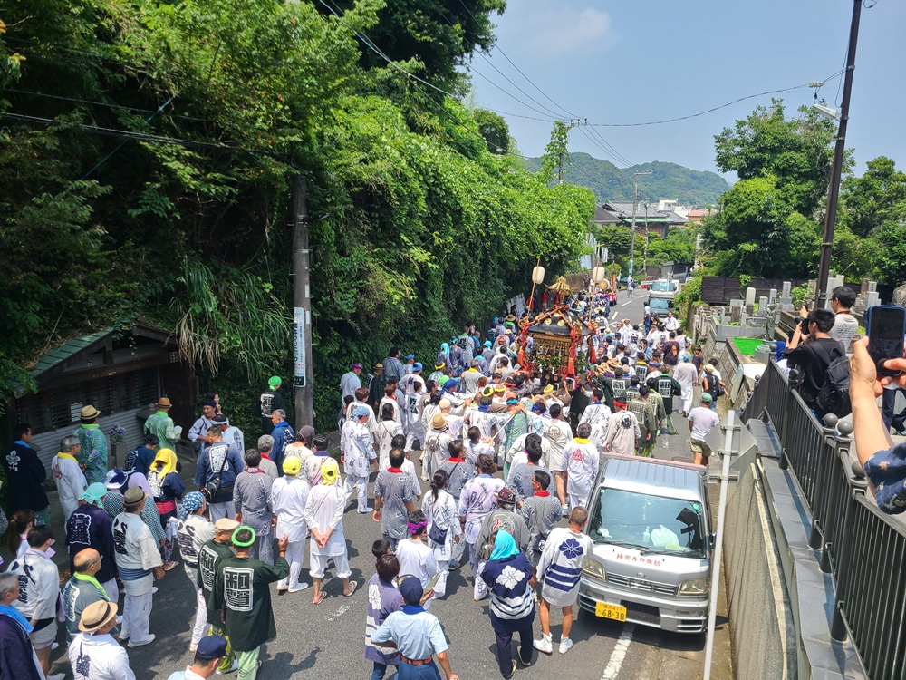 極楽寺坂を巡行する神輿と氏子