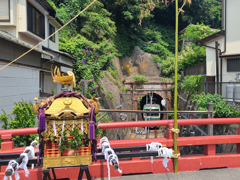 極楽寺の桜橋と神輿と江ノ電