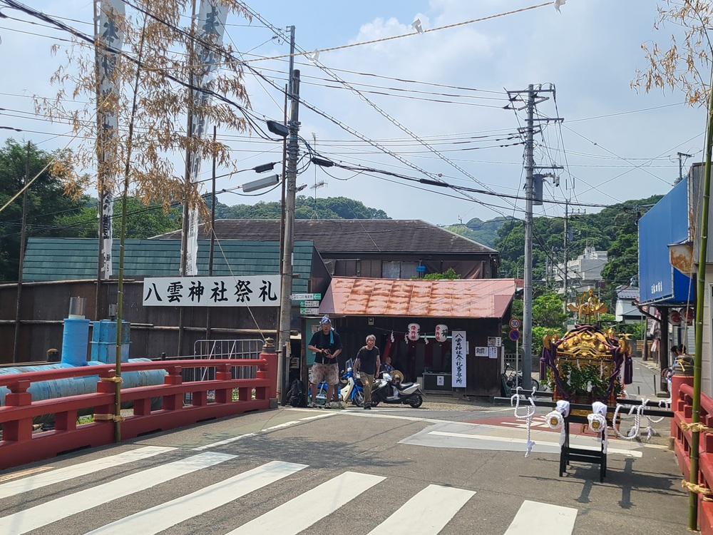 極楽寺の桜橋と神輿