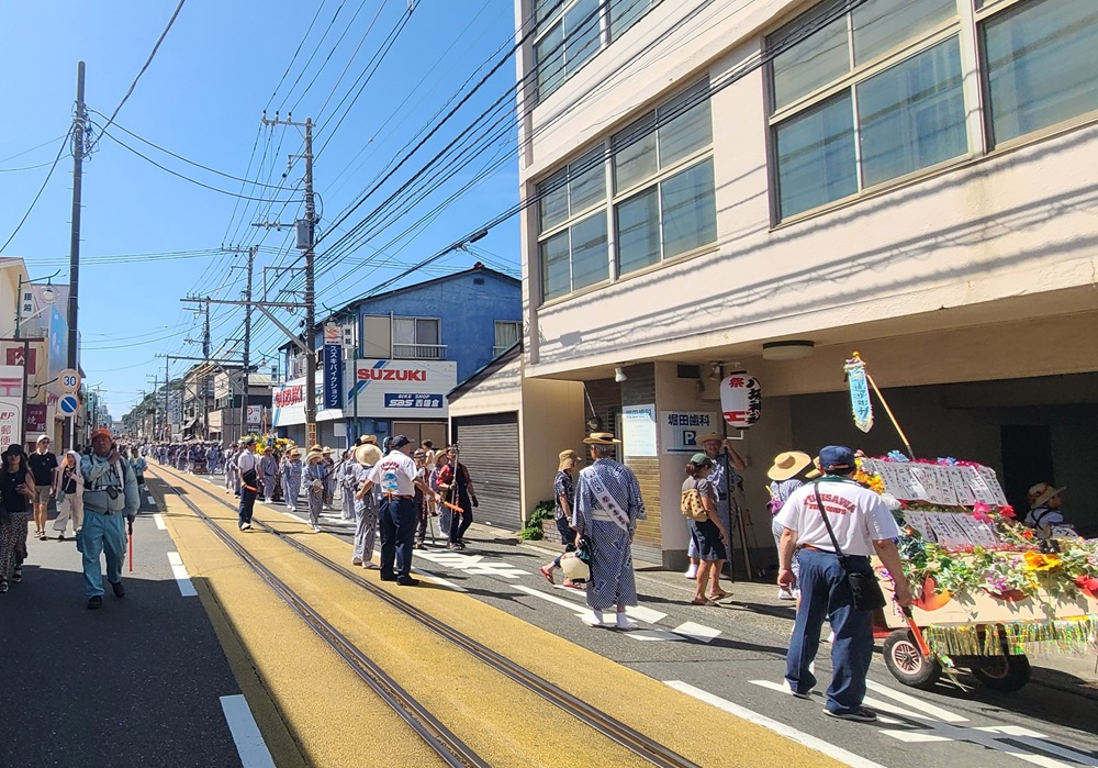 腰越の小動神社　天王祭　江ノ電線路