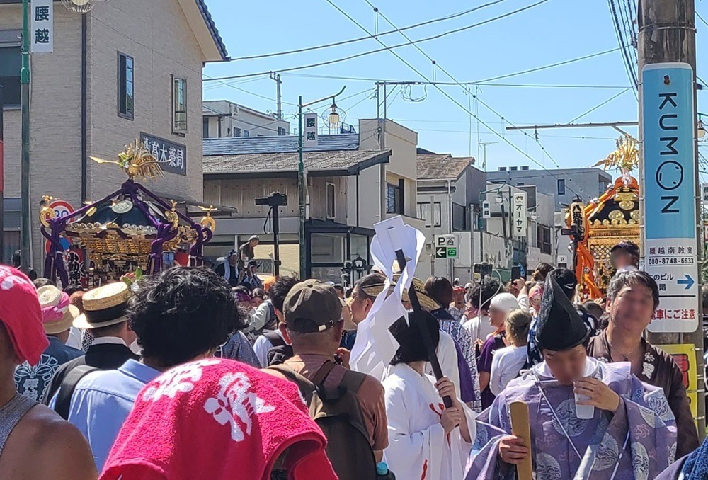 腰越の小動神社　天王祭　神輿と大勢の人