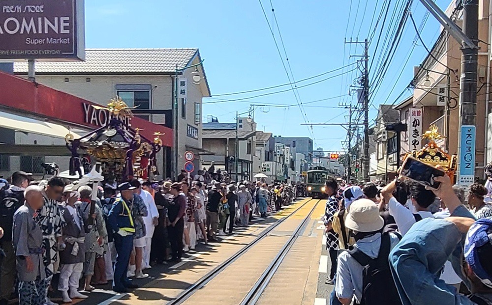 腰越の小動神社　天王祭　江ノ電通過