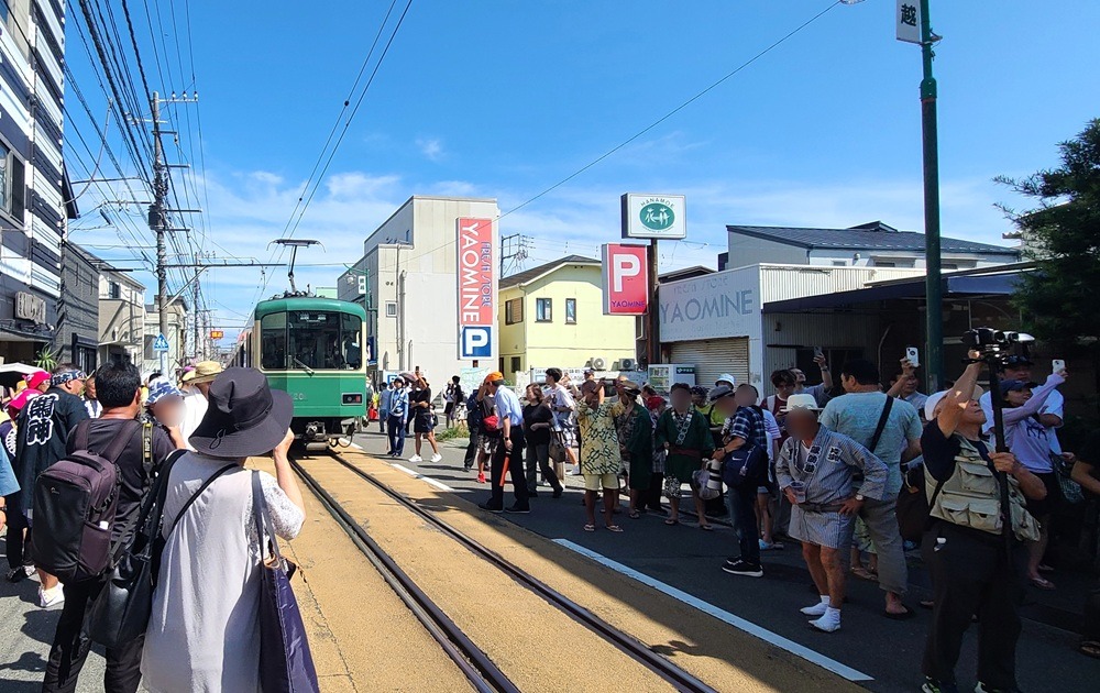 腰越の小動神社　天王祭　江ノ電通過