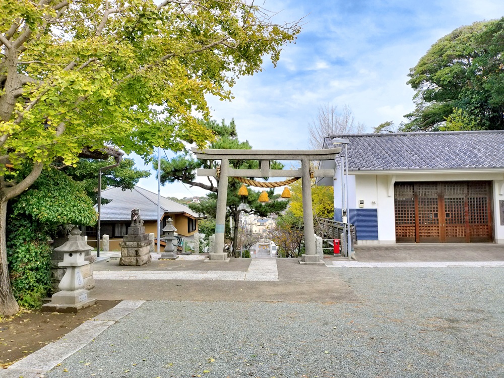 小動神社　鳥居と境内