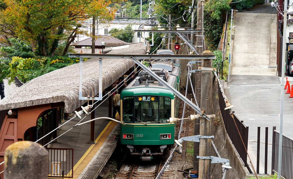 江ノ電極楽寺駅に停車中の江ノ電