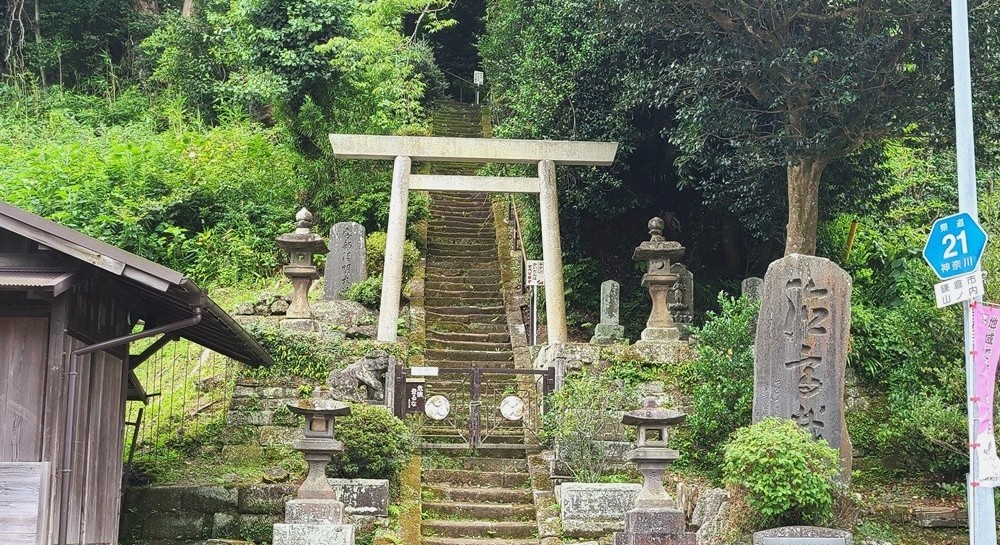 山ノ内　第六天社　閉まっている門