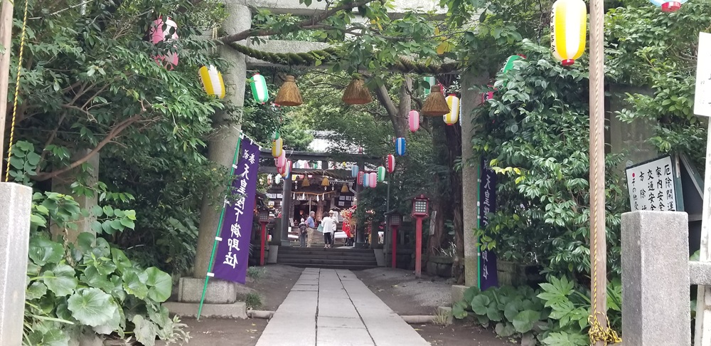 大町の八雲神社　鳥居と参道